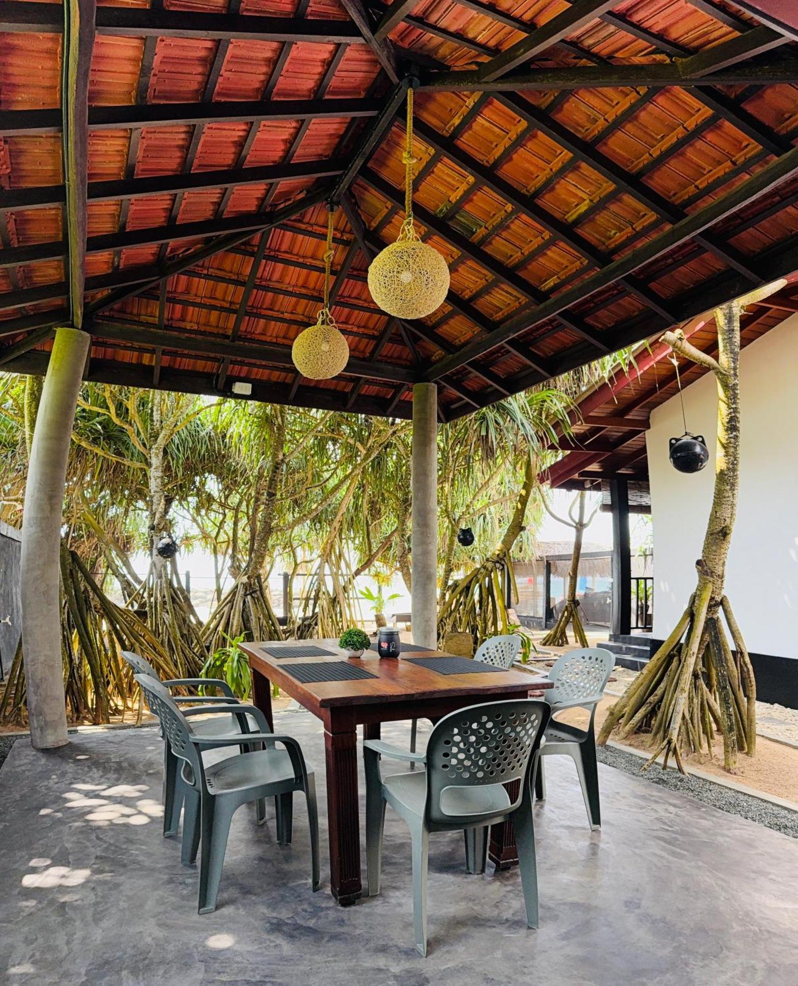 Sea Shell Villa Hikkaduwa 2 Separate Cabanas Ocean Front Villa エクステリア 写真