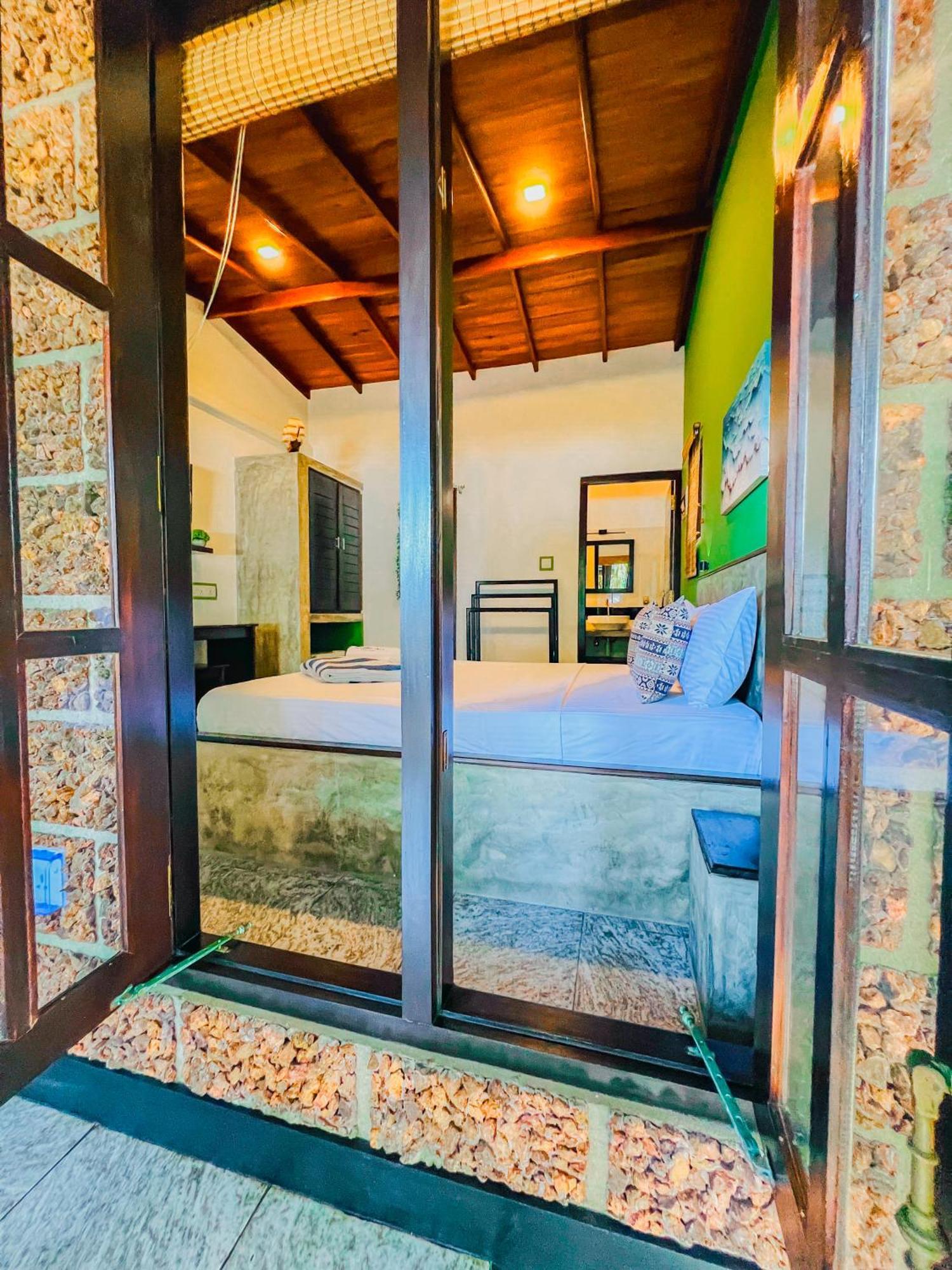 Sea Shell Villa Hikkaduwa 2 Separate Cabanas Ocean Front Villa エクステリア 写真